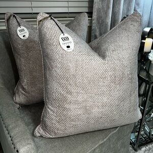 1-NWT CALLISTO HOME VELVET TEXTURE DECORATIVE THROW PILLOW